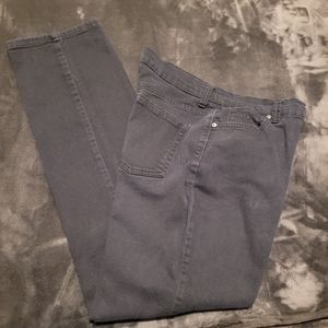 EUC Gloria Vanderbilt Amanda fit black jeans in size 8